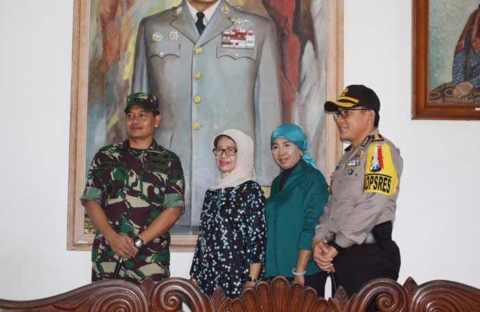 Berkunjung ke Blitar, Ibunda Jokowi Terkesan dengan Foto Perjuangan Bung Karno