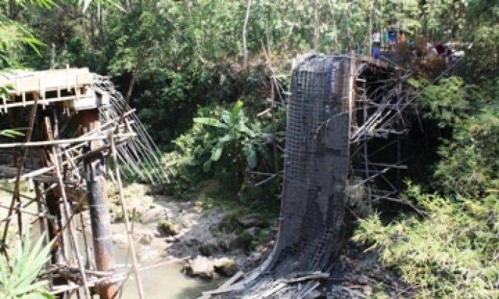 Jembatan di Widodaren Ngawi Ambruk, Tiga Pekerja Terluka