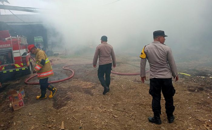 Pabrik Gula Jawa di Kediri Terbakar, Kerugian Ditaksir Mencapai Rp100 Juta Pabrik Gula Jawa di Kediri Terbakar, Kerugian Ditaksir Mencapai Rp100 Juta