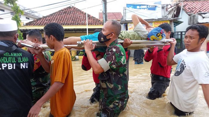 Kodim 0826/Pamekasan Bantu Evakuasi Korban Banjir di Pamekasan