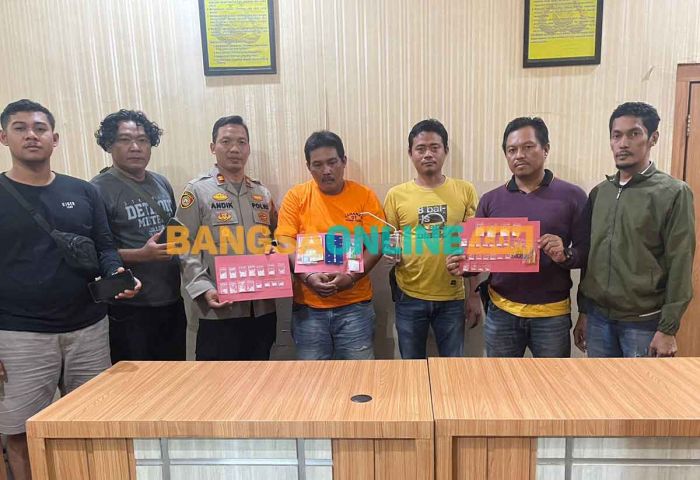 Polisi Gerebek Rumah Bandar Sabu di Menganti Polisi Gerebek Rumah Bandar Sabu di Menganti