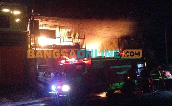 Gudang Rosok di Kota Madiun Dilalap Si Jago Merah Gudang Rosok di Kota Madiun Dilalap Si Jago Merah