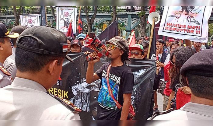 Gabungan LSM di Gresik Demo DPRD Desak Sekda Dinonaktifkan