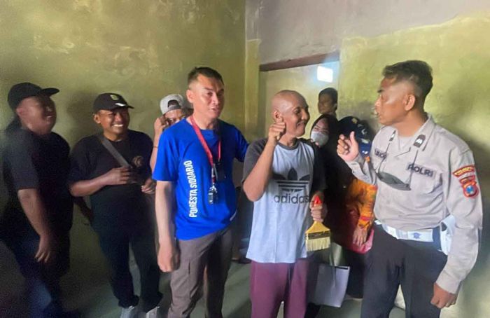 Peduli, Polisi di Sidoarjo Perbaiki Rumah Lansia Peduli, Polisi di Sidoarjo Perbaiki Rumah Lansia