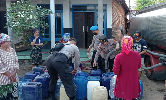 Dilanda Kekeringan, Kapolsek Kejayan Turun Gunung Bagikan Air Bersih