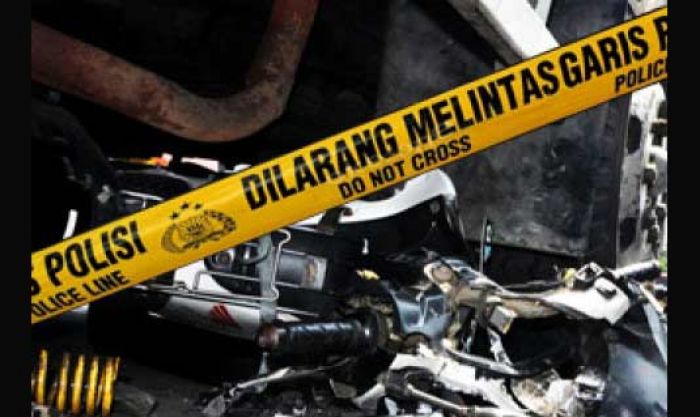 Pengendara CBR Tewas Terlindas Truk di Jalan Raya Ngemplak, Perak Pengendara CBR Tewas Terlindas Truk di Jalan Raya Ngemplak, Perak