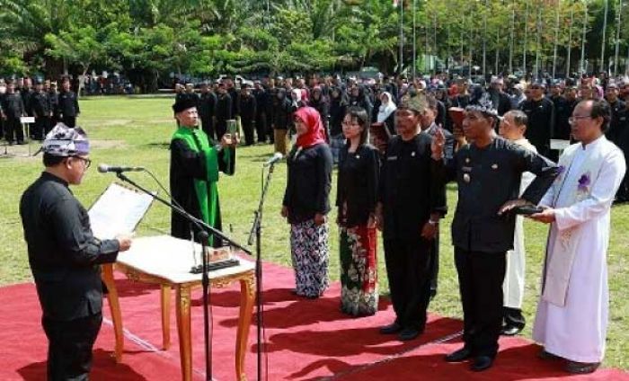 Bupati Banyuwangi Lantik 780 Pejabat Struktural Pemkab Bupati Banyuwangi Lantik 780 Pejabat Struktural Pemkab