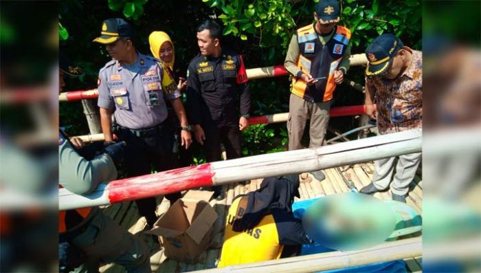 Mayat Bayi Terapung di Sungai Hutan Mangrove Surabaya