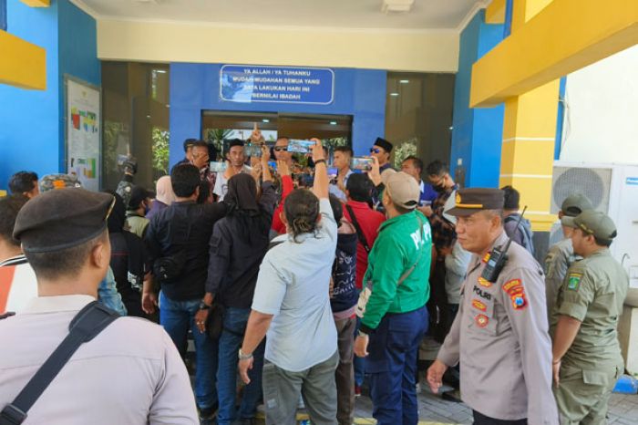 Dianggap Tak Transparan, Aktivis Desak Kepala Kantor Bea Cukai Pasuruan Mundur Dianggap Tak Transparan, Aktivis Desak Kepala Kantor Bea Cukai Pasuruan Mundur