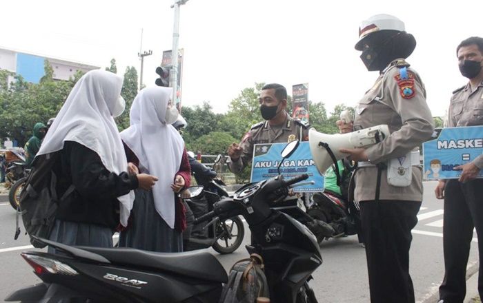 Peduli Keselamatan Pengguna Jalan, Satlantas Polresta Sidoarjo Beri Edukasi di Jalan Pagerwojo