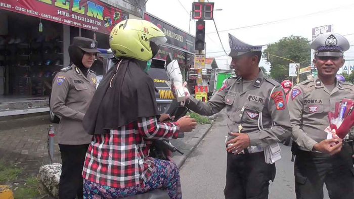 Polsek Wonoayu Bagikan Coklat dan Tidak Berlakukan Sanksi Tilang ke Pengguna Jalan di Sidoarjo