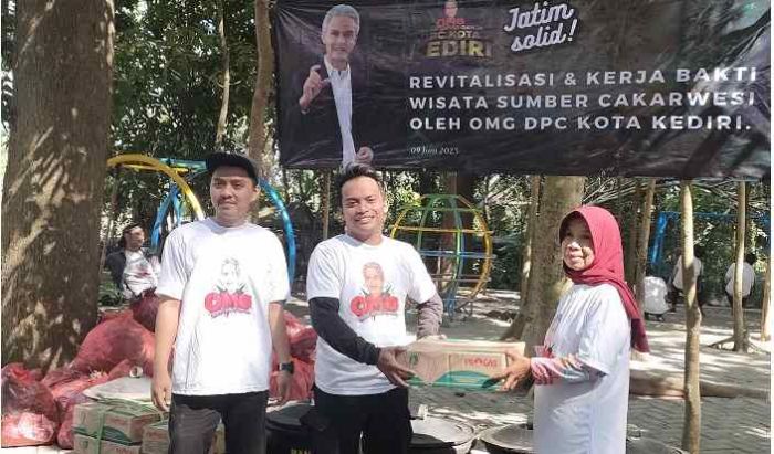 Relawan Ganjar Kota Kediri Gelar Aksi Bersih-Bersih dan Bagikan Tempat Sampah