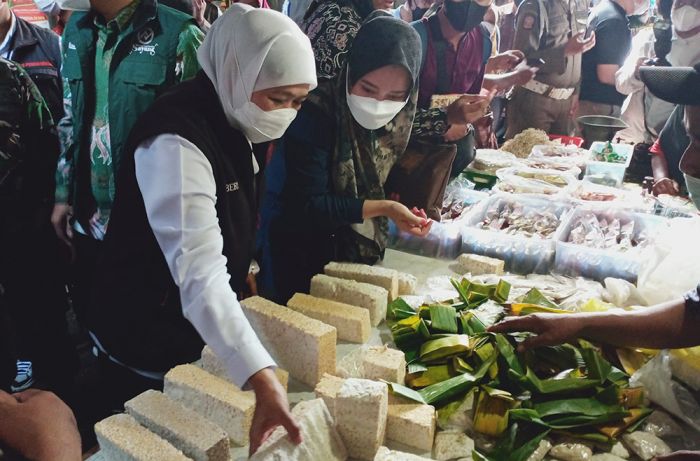Blusukan ke Pasar, Gubernur Khofifah Pastikan Suplai dan Harga Bahan Pokok Bulan Ramadan Stabil