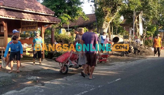 Budayakan Gotong Royong, Warga RT 06 Desa Winong Madiun Urunan Rabat Jalan Budayakan Gotong Royong, Warga RT 06 Desa Winong Madiun Urunan Rabat Jalan