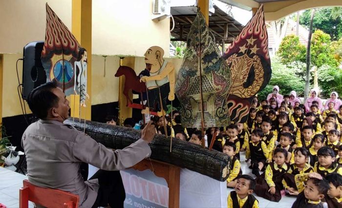 Kapolsek Pare Mendalang di Hadapan Murid TK dengan Tema Ramadhan
