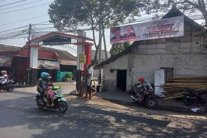 Spanduk Prabowo-Khofifah Bertebaran di Lumajang, Relawan: Pasangan Pas Teruskan Tongkat Estafet Spanduk Prabowo-Khofifah Bertebaran di Lumajang, Relawan: Pasangan Pas Teruskan Tongkat Estafet