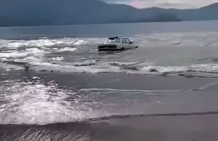 ​Mobil Sedan Ambles dan Terseret Ombak Belasan Meter di Pantai Cengkrong Trenggalek