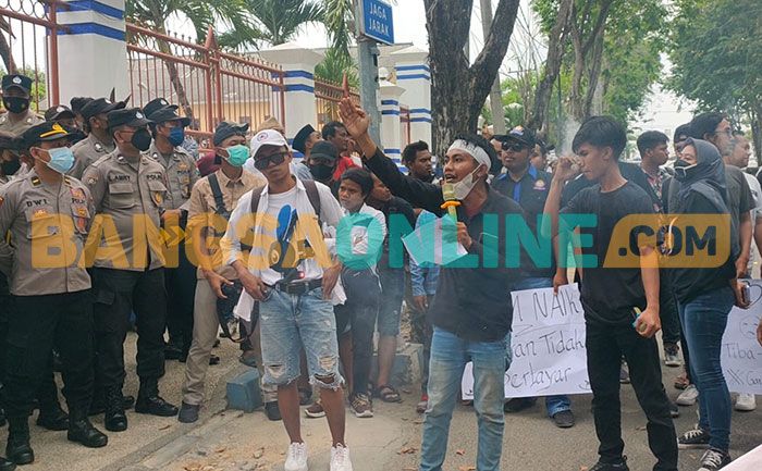 Tolak Kenaikan Harga BBM, Gedung DPRD Sampang Didemo Puluhan Aktivis