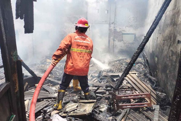 Diduga Akibat dari Pembakaran Sampah, Sebuah Rumah di Brigjen Katamso Sidoarjo Ludes Terbakar