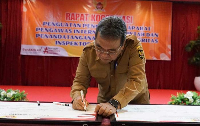 Pj Wali Kota Kediri Zanariah Tanda Tangani Pakta Integritas Antikorupsi