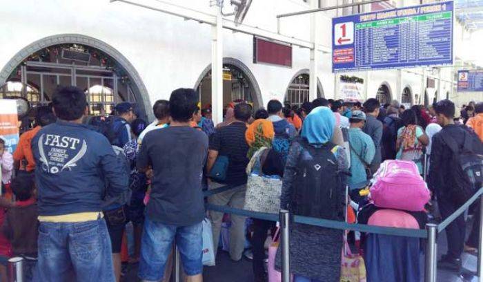 <i>Long Weekend</i>, 12 Ribu Lebih Penumpang Diberangkatkan dari Stasiun Pasar Senen <i>Long Weekend</i>, 12 Ribu Lebih Penumpang Diberangkatkan dari Stasiun Pasar Senen