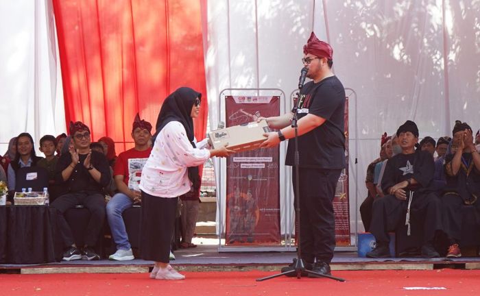 Konsisten Sikap Sempurna saat Nyanyikan Indonesia Raya, Putri Dapatkan Beasiswa dari Bupati Kediri Konsisten Sikap Sempurna saat Nyanyikan Indonesia Raya, Putri Dapatkan Beasiswa dari Bupati Kediri