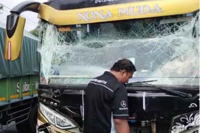 Dua Bus Pengangkut Calon Jemaah Haji Kabupaten Pamekasan Alami Kecelakaan Beruntun Dua Bus Pengangkut Calon Jemaah Haji Kabupaten Pamekasan Alami Kecelakaan Beruntun