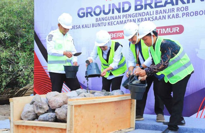 Gubernur Khofifah Targetkan Bangunan Pengendali Banjir Rob di Probolinggo Tuntas Akhir Desember 2023 Gubernur Khofifah Targetkan Bangunan Pengendali Banjir Rob di Probolinggo Tuntas Akhir Desember 2023