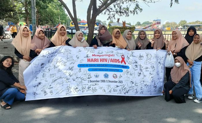 Peduli HIV/AIDS, PIK-R SMKN 1 Purwoasri Gelar Aksi Simpatik di Kawasan SLG