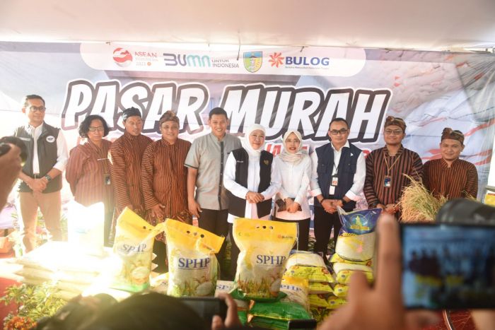 Wali Kota Kediri Dampingi Gubernur Khofifah Tinjau Pasar Murah Wali Kota Kediri Dampingi Gubernur Khofifah Tinjau Pasar Murah