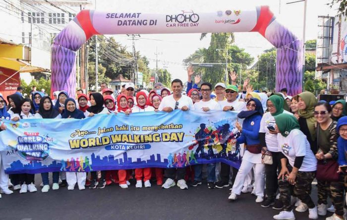 Peringati World Walking Day 2023, Wali Kota Kediri Jalan Kaki Bersama Masyarakat di CFD