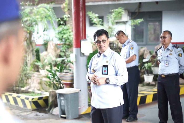 Kadiv Pemasyarakatan Kanwil Kemenkumham Jatim Ingatkan Petugas Hindari Hidup Mewah Kadiv Pemasyarakatan Kanwil Kemenkumham Jatim Ingatkan Petugas Hindari Hidup Mewah
