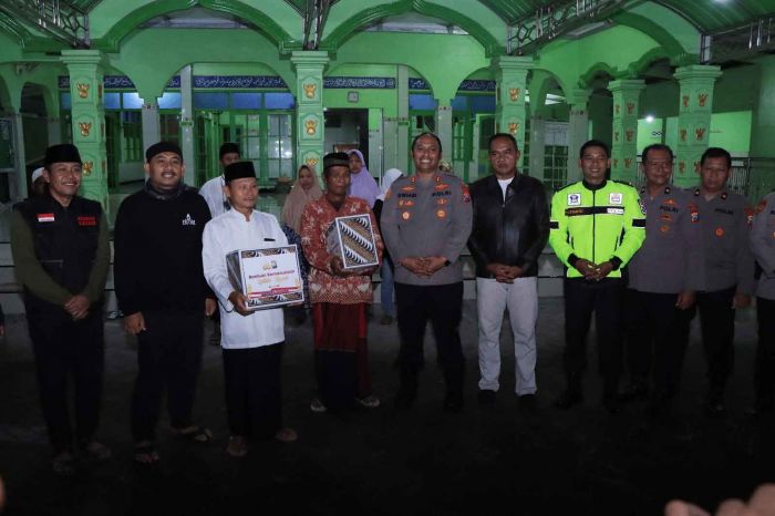 ​Patroli Sahur, Polres Ngawi bersama Forkopimda Bagikan Paket Sembako ke Marbot Masjid