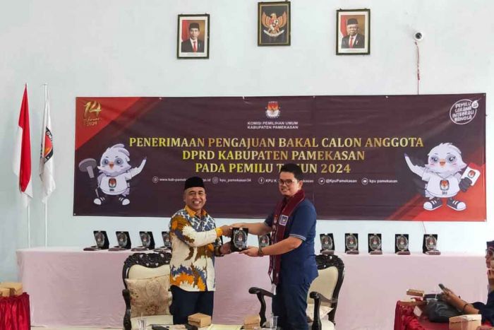 KPU Pamekasan Terima Berkas Bacaleg dari Nasdem, PAN, Perindo KPU Pamekasan Terima Berkas Bacaleg dari Nasdem, PAN, Perindo