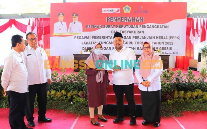 Bupati Gresik Serahkan 547 SK PPPK Guru Formasi 2022 Bupati Gresik Serahkan 547 SK PPPK Guru Formasi 2022