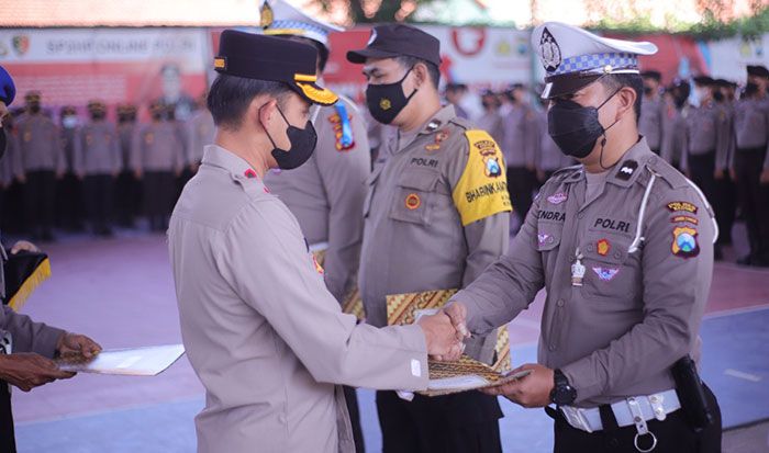 Polres Kediri Beri Penghargaan untuk Anggota Berprestasi