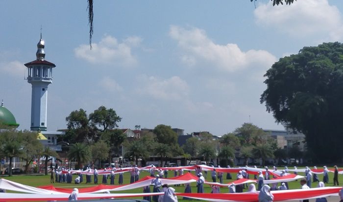 Bendera Sepanjang 520 Meter Dibentangkan di Kota Blitar Jelang Peringatan HUT RI ke-77