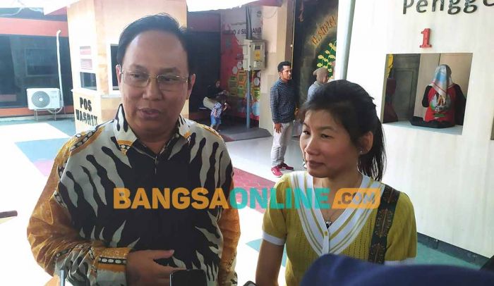 Peduli, Pengusaha Surabaya Besuk Mertua dan Kakak Ipar di Lapas Jombang Peduli, Pengusaha Surabaya Besuk Mertua dan Kakak Ipar di Lapas Jombang