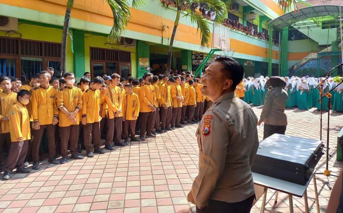 Antisipasi Kenakalan Remaja, Tim Ops Bina Kusuma Semeru Polda Jatim Gelar Penyuluhan untuk Pelajar