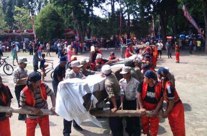 Ribuan Masyarakat Saksikan Peletakan Kayu Tua di Alun-alun Bojonegoro