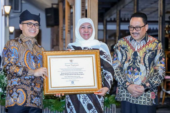 Gubernur Khofifah Terima Penghargaan Tokoh Kepemimpinan Kearsipan Gubernur Khofifah Terima Penghargaan Tokoh Kepemimpinan Kearsipan