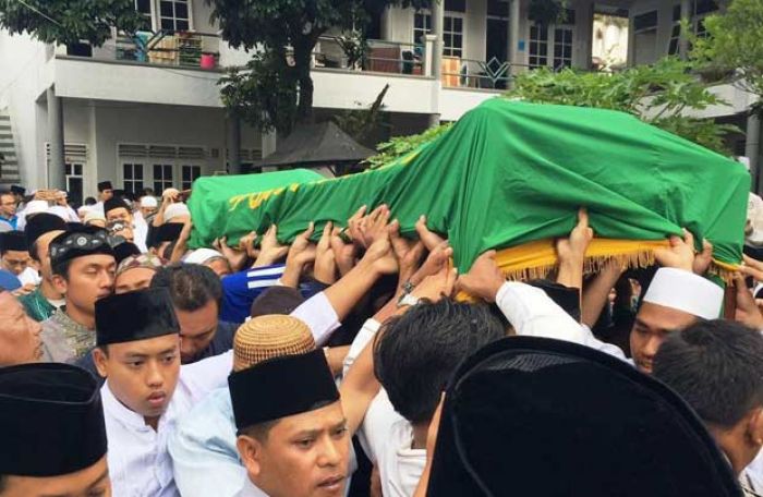 Usai Zuhur, Jenazah Kiai Hasyim akan Diterbangkan ke Jakarta Usai Zuhur, Jenazah Kiai Hasyim akan Diterbangkan ke Jakarta