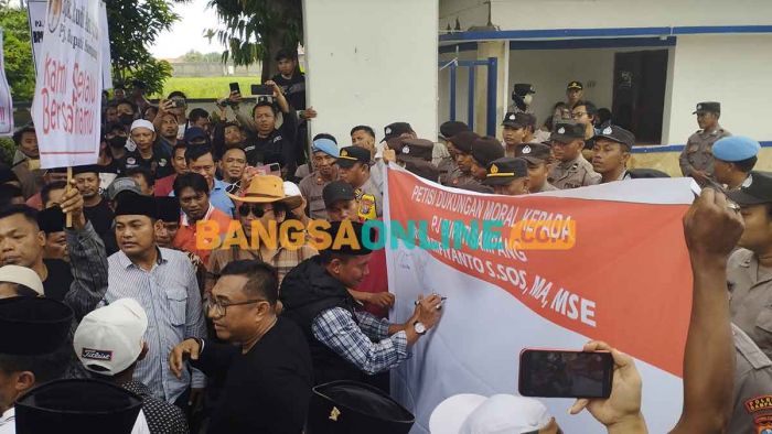 Elit Parpol Pengusung Pj Bupati Sampang Teken Petisi Dukungan ke Rudi Arifiyanto