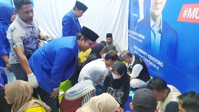 Peringati HUT ke-21, DPC Partai Demokrat Pamekasan Gelar Khitanan Massal hingga Bagikan Bansos