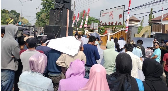 Jelang Sidang Putusan Praperadilan, Ampi Demo Kejari Bangkalan