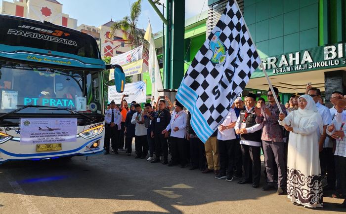 Gubernur Khofifah Lepas 445 Jamaah Haji Kloter Pertama Embarkasi Surabaya Gubernur Khofifah Lepas 445 Jamaah Haji Kloter Pertama Embarkasi Surabaya