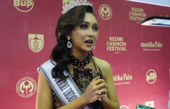Finalis Putri Indonesia Sanjung Motif Batik Kabupaten Kediri