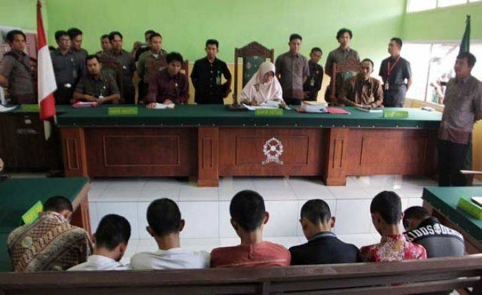 Pembunuh dan Pemerkosa Yuyun Divonis 10 Tahun, Presiden Minta Pelaku Dikebiri Pembunuh dan Pemerkosa Yuyun Divonis 10 Tahun, Presiden Minta Pelaku Dikebiri