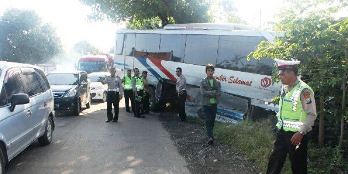 Tabrak Trailer di Balong Bendo Sidoarjo, Bis Sumber Selamat Masuk Parit Tabrak Trailer di Balong Bendo Sidoarjo, Bis Sumber Selamat Masuk Parit