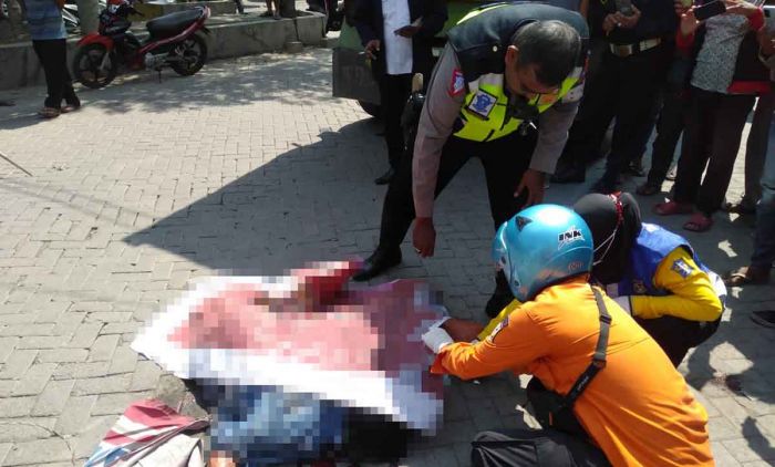 Gagal Salip Truk Trailer, Penumpang Gojek di Surabaya Tewas Terlindas Gagal Salip Truk Trailer, Penumpang Gojek di Surabaya Tewas Terlindas
